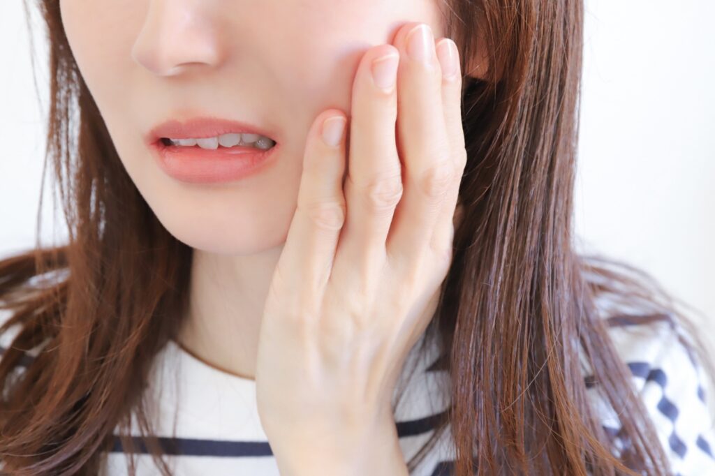 インプラント後の腫れはいつがピーク？正常な経過と早く治すポイント